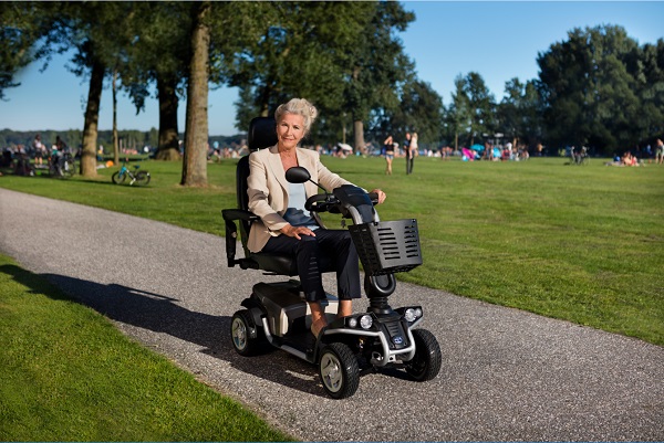 Veilig En Comfortabel Op Pad Met Een Scootmobiel Van Medipoint Adv