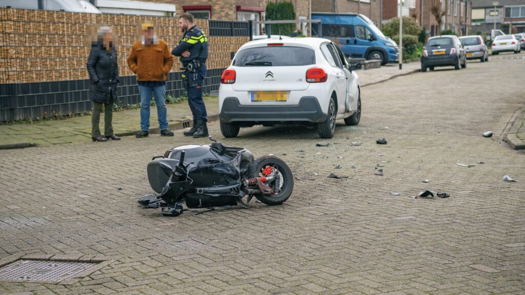 Drie Gewonden Na Botsing Tussen Automobilist En Scooterrijder In Halsteren