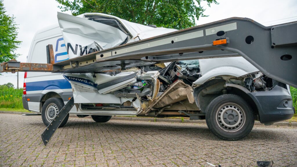 Ongeval Op De Bergse Wattweg Bestelbus Ramt Zich In Geparkeerde Trailer