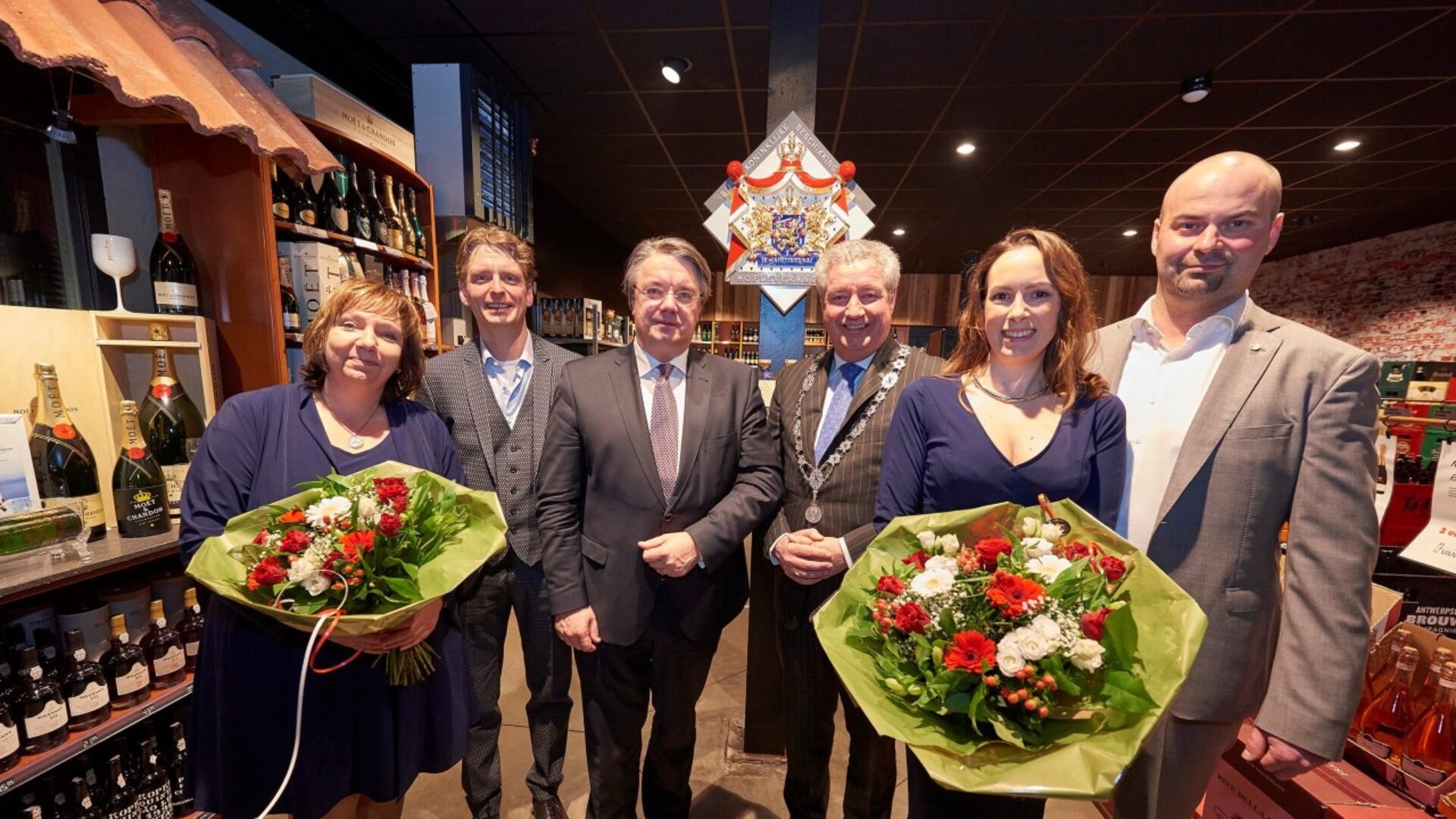 Drankenhandel Van Dorst Ontvangt Onderscheiding Voor 100-jarig Bestaan