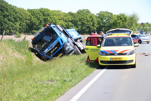 Vrachtwagen Belandt In Sloot Langs Randweg-Noord