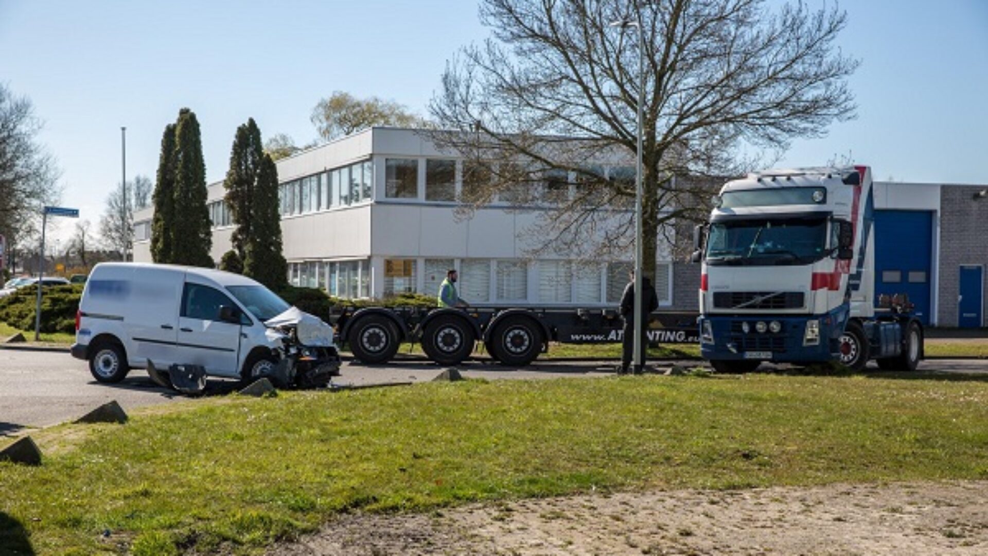 Man lichtgewond na botsing met bedrijfsauto en vrachtwagen