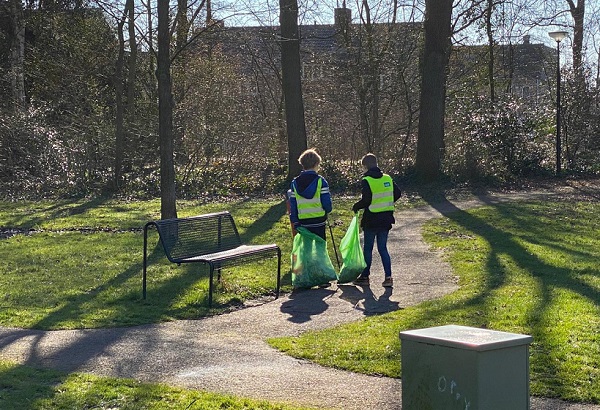 Twee kinderen van basisschool De Stappen uit Wouw met vuilniszakken en grijpers ruimen zwerfafval op