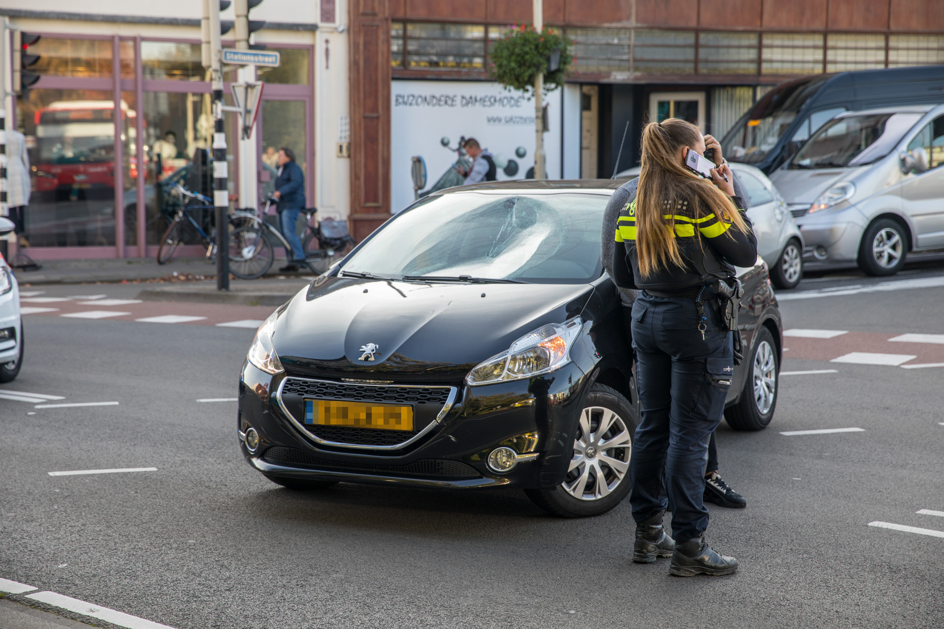 Fietsster Gewond Naar Het Ziekenhuis Na Botsing Met Auto