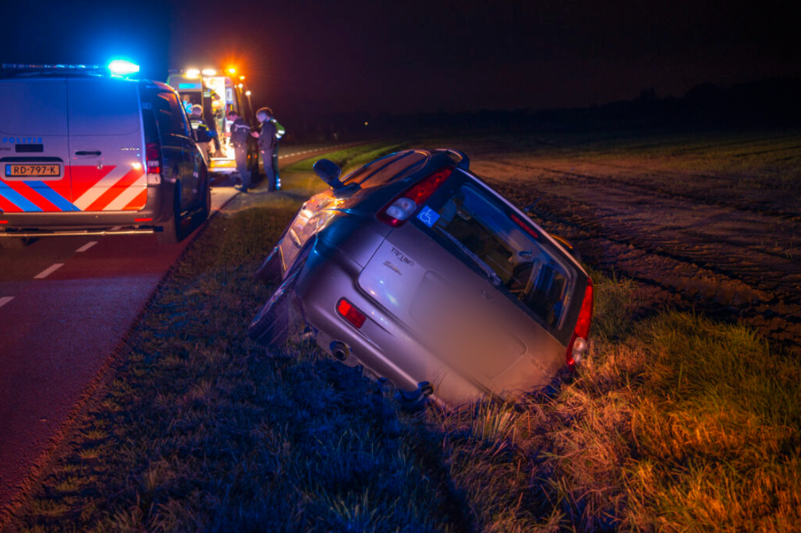 Automobilist Belandt In Sloot In Buitengebied Wouwse Plantage