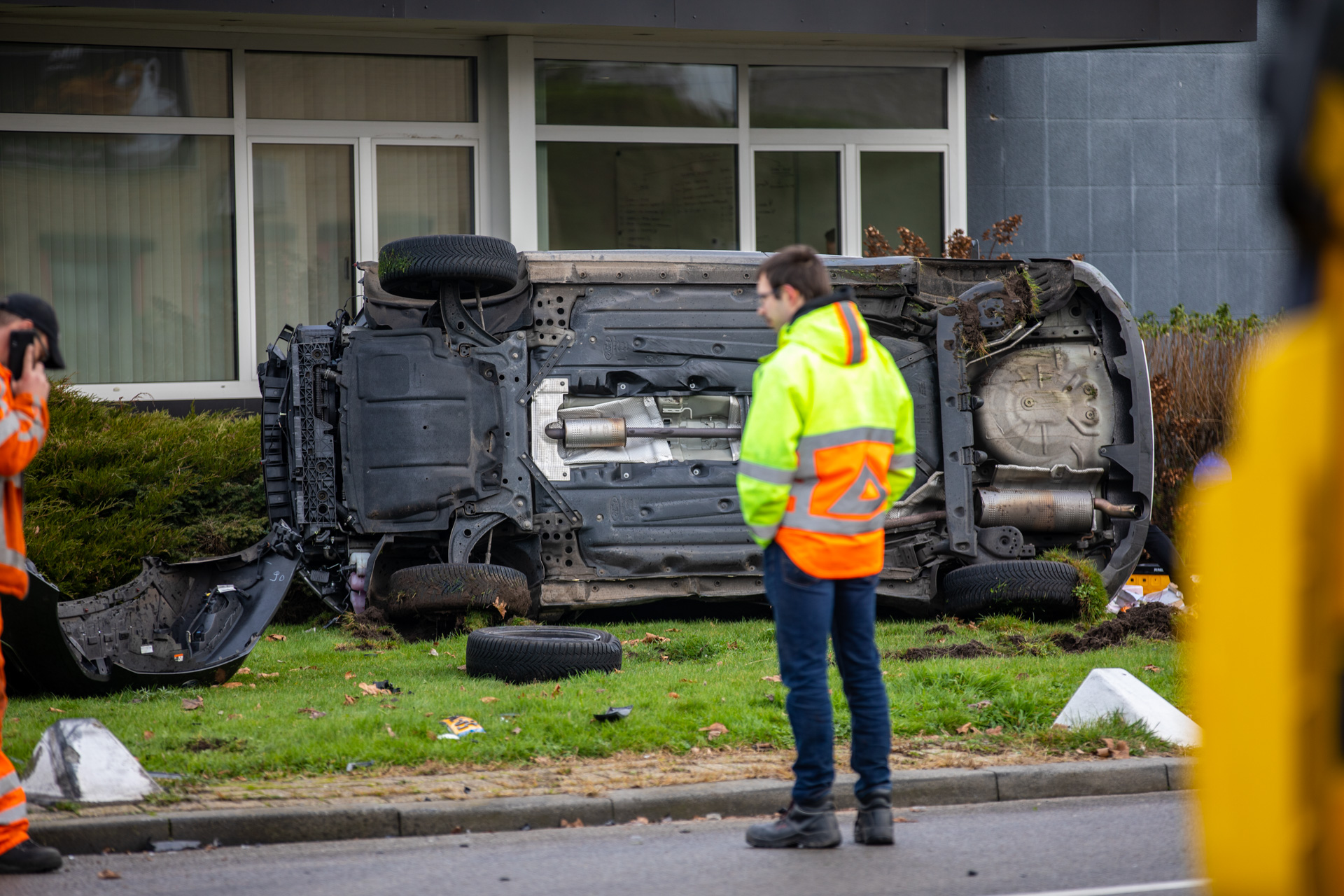 Auto Belandt Op Zijkant Na Botsing In Roosendaal