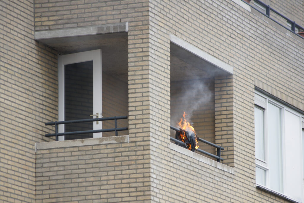 Verwarde Man Sticht Brand In Zijn Appartement En Wordt Aangehouden Door ...