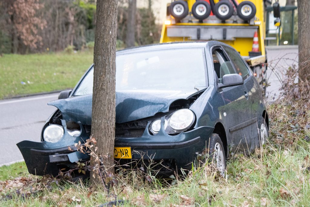 Auto Rijdt Tegen Boom Bij Eenzijdig Ongeval In Bergen Op Zoom