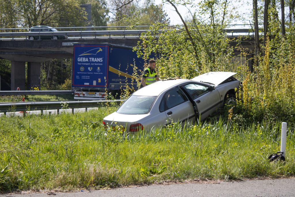 Auto Vliegt Uit De Bocht Bij Afrit Bergen Op Zoom En Belandt In Berm