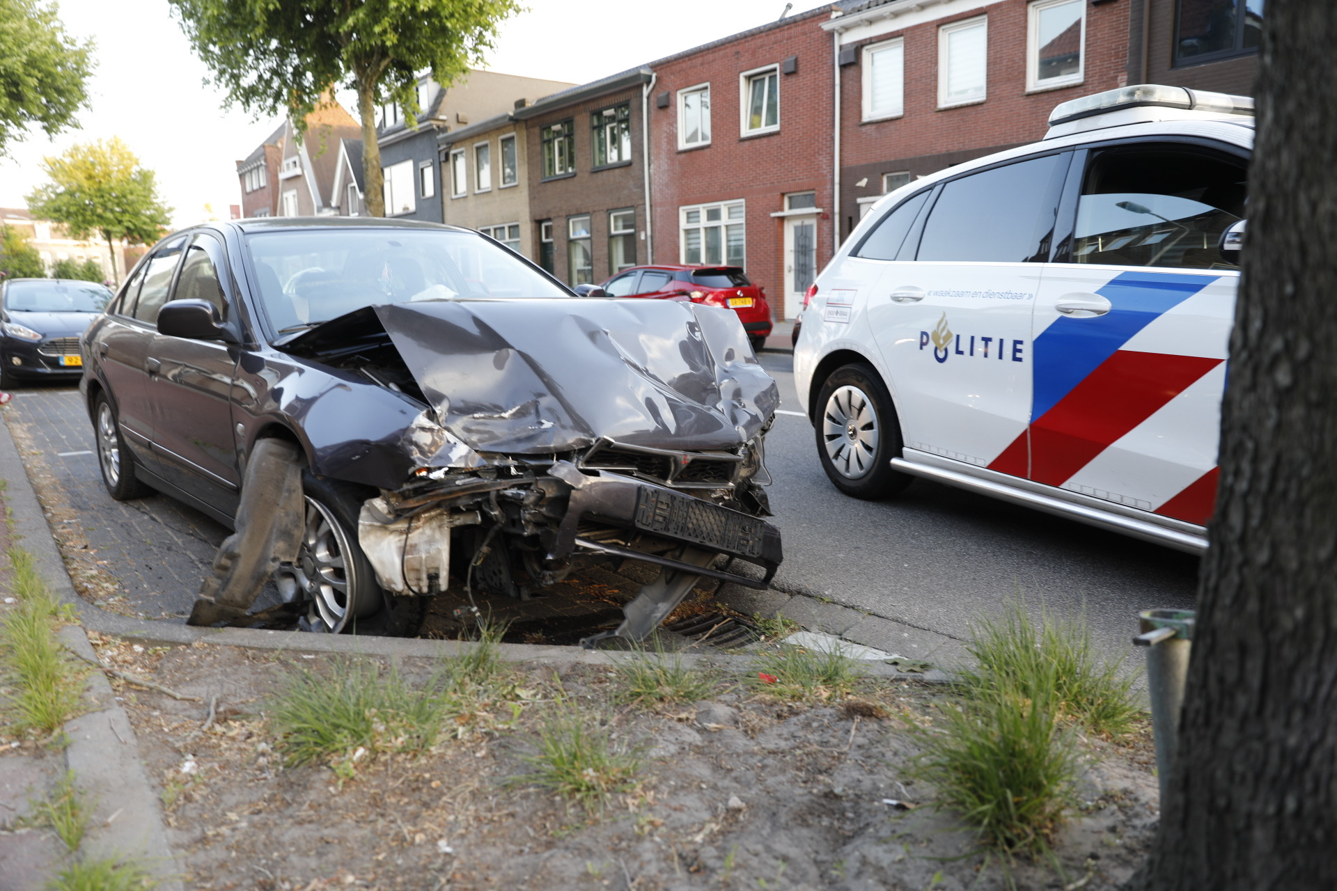 Automobilist Veroorzaakt Meerdere Ongelukken En Botst Tegen Geparkeerde ...