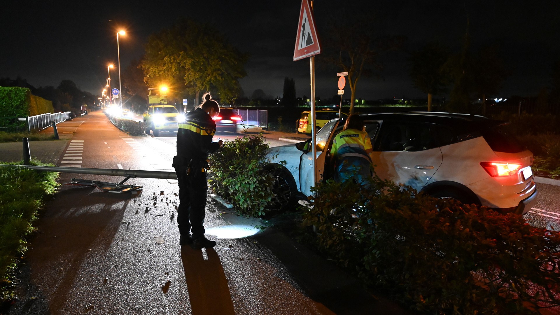 Auto Rijdt Lantaarnpaal Omver, Bestuurster Gewond Naar Ziekenhuis