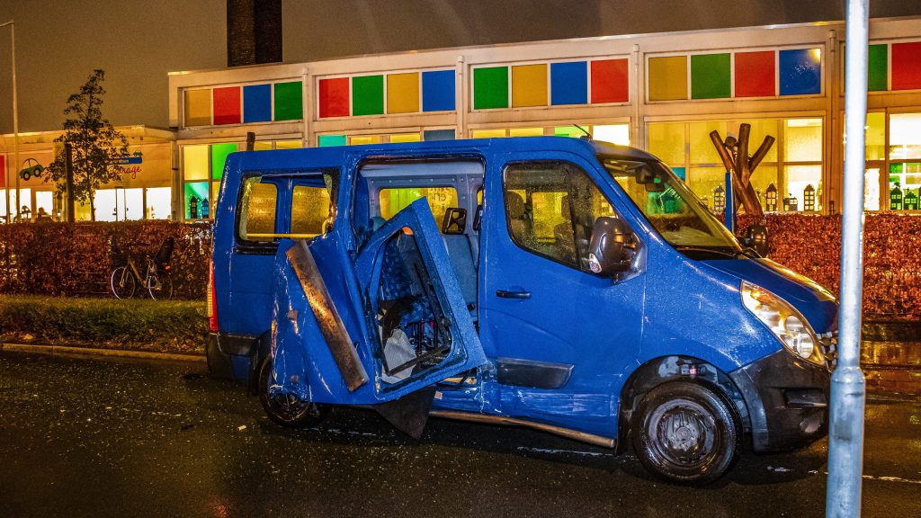 Ravage Na Botsing Bestelbus En Personenauto Op Bergse Ravelstraat