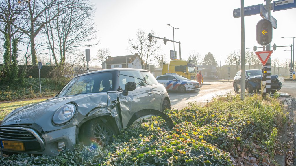 Flinke Schade Na Botsing Op Kruising Waar Stoplichten Niet Werken