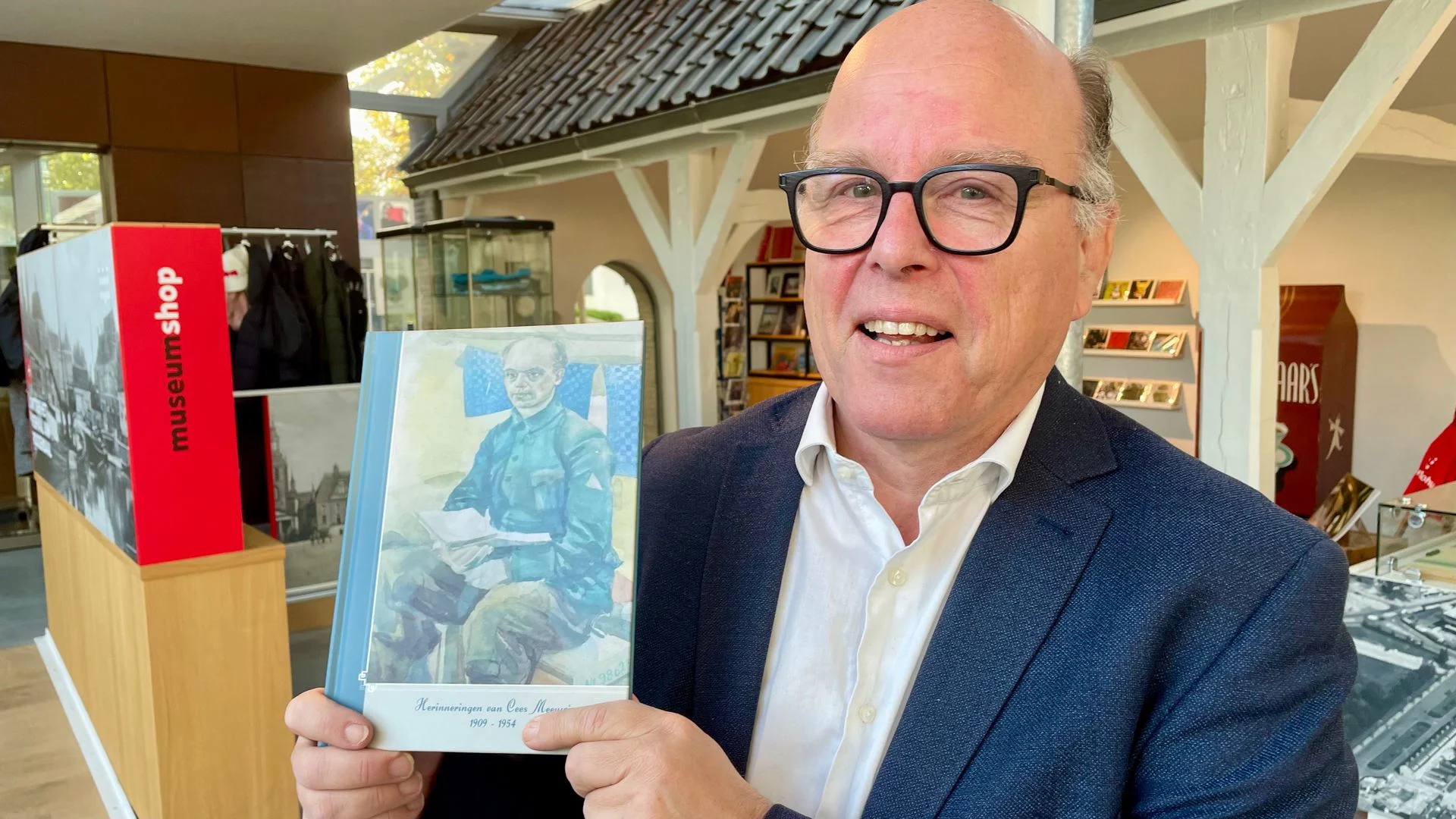 Historicus Joss Hopstaken met het boek van Cees Meeuwis (foto: Erik Peeters)