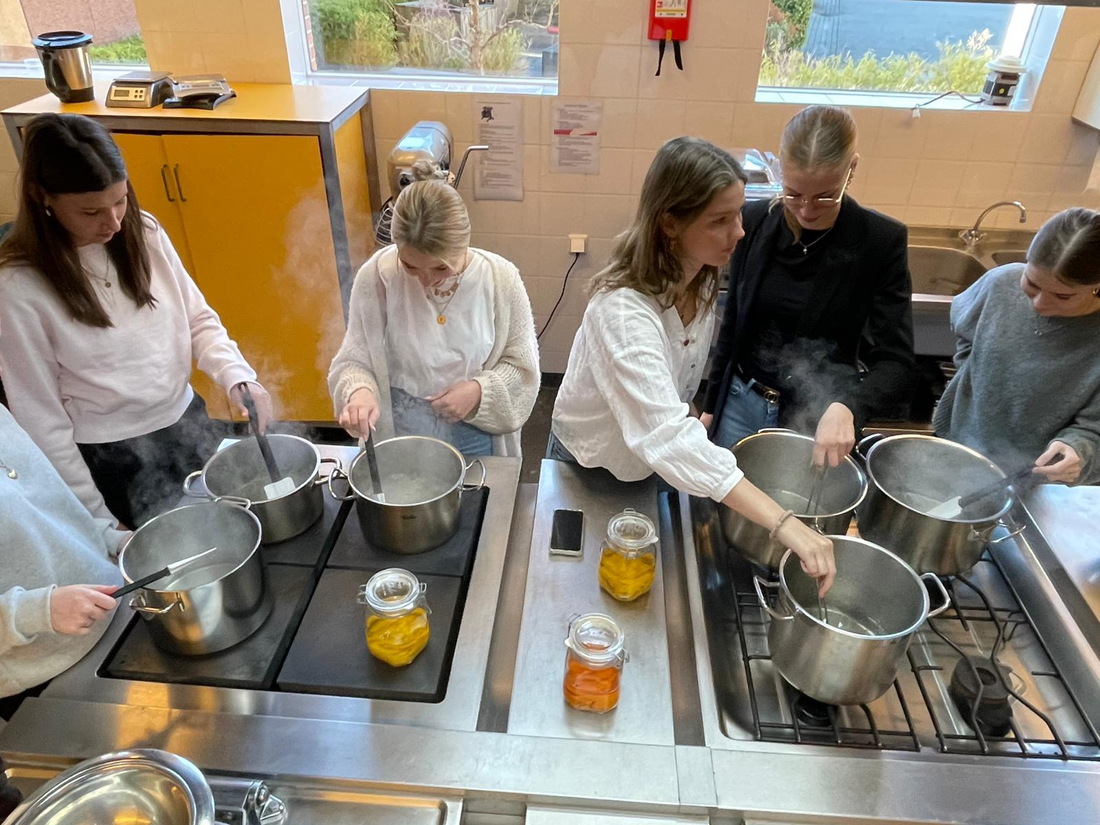 De studenten van de Curio Hotelschool (Meeussenstraat 13 Bergen op Zoom) maken limoncello.